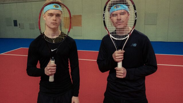 Röge ja Hukas tennismailat kädessä Hämmästyttävää / Myönnä -tuplasinglen promokuvassa