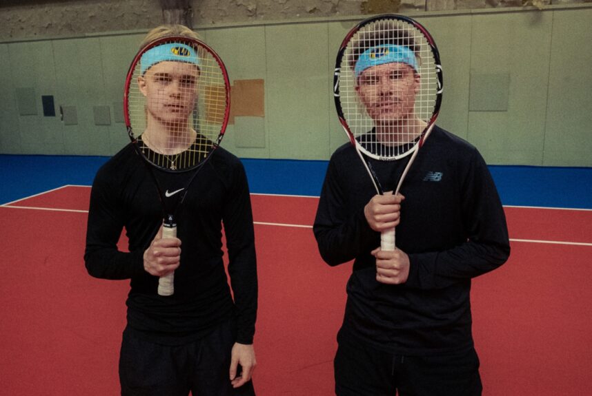 Röge ja Hukas tennismailat kädessä Hämmästyttävää / Myönnä -tuplasinglen promokuvassa