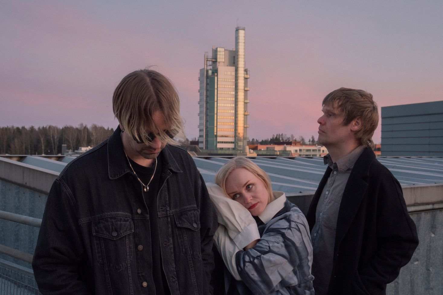 Ruusut julkaisi viidennen albuminsa Mä valvon ja sä valvot mun kaa.