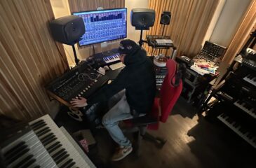 Seyed Sami Planeetat nousee -singlen promokuvassa