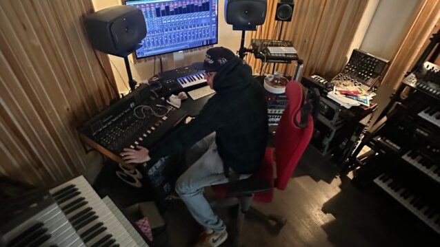 Seyed Sami Planeetat nousee -singlen promokuvassa