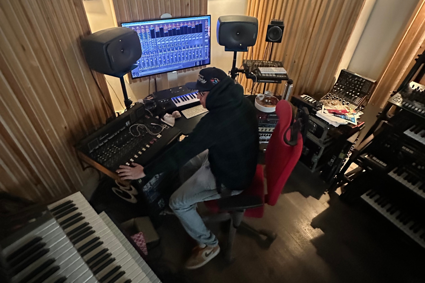 Seyed Sami Planeetat nousee -singlen promokuvassa