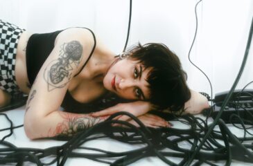 Yaya Yhteysvikoja-singlen promokuvassa