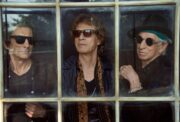 The Rolling Stones -yhtyeen jäsenet ikkunan takana. The Rolling Stonesilta uusi albumi!