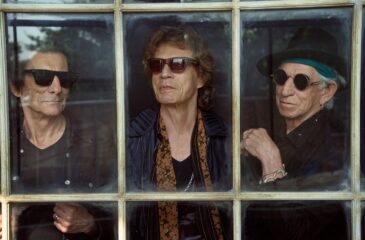 The Rolling Stones -yhtyeen jäsenet ikkunan takana. The Rolling Stonesilta uusi albumi!