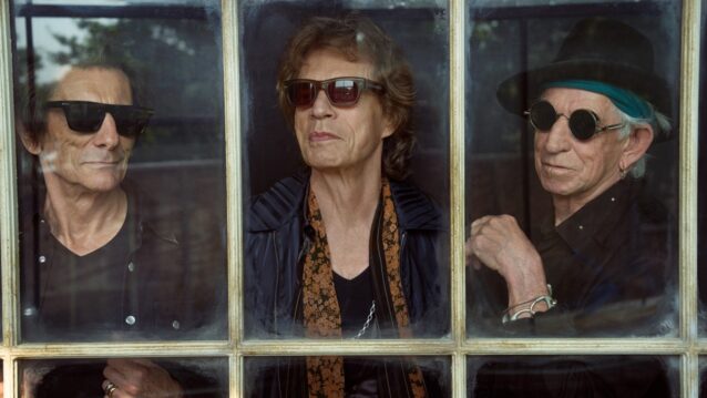 The Rolling Stones -yhtyeen jäsenet ikkunan takana. The Rolling Stonesilta uusi albumi!