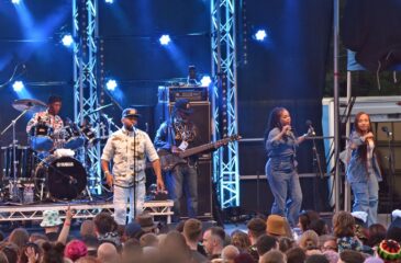 The Wailers esiintymässä lavalla. The Wailers saapuu Suomeen!