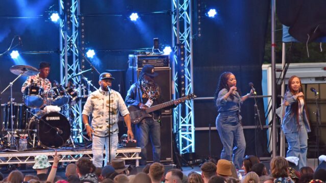 The Wailers esiintymässä lavalla. The Wailers saapuu Suomeen!