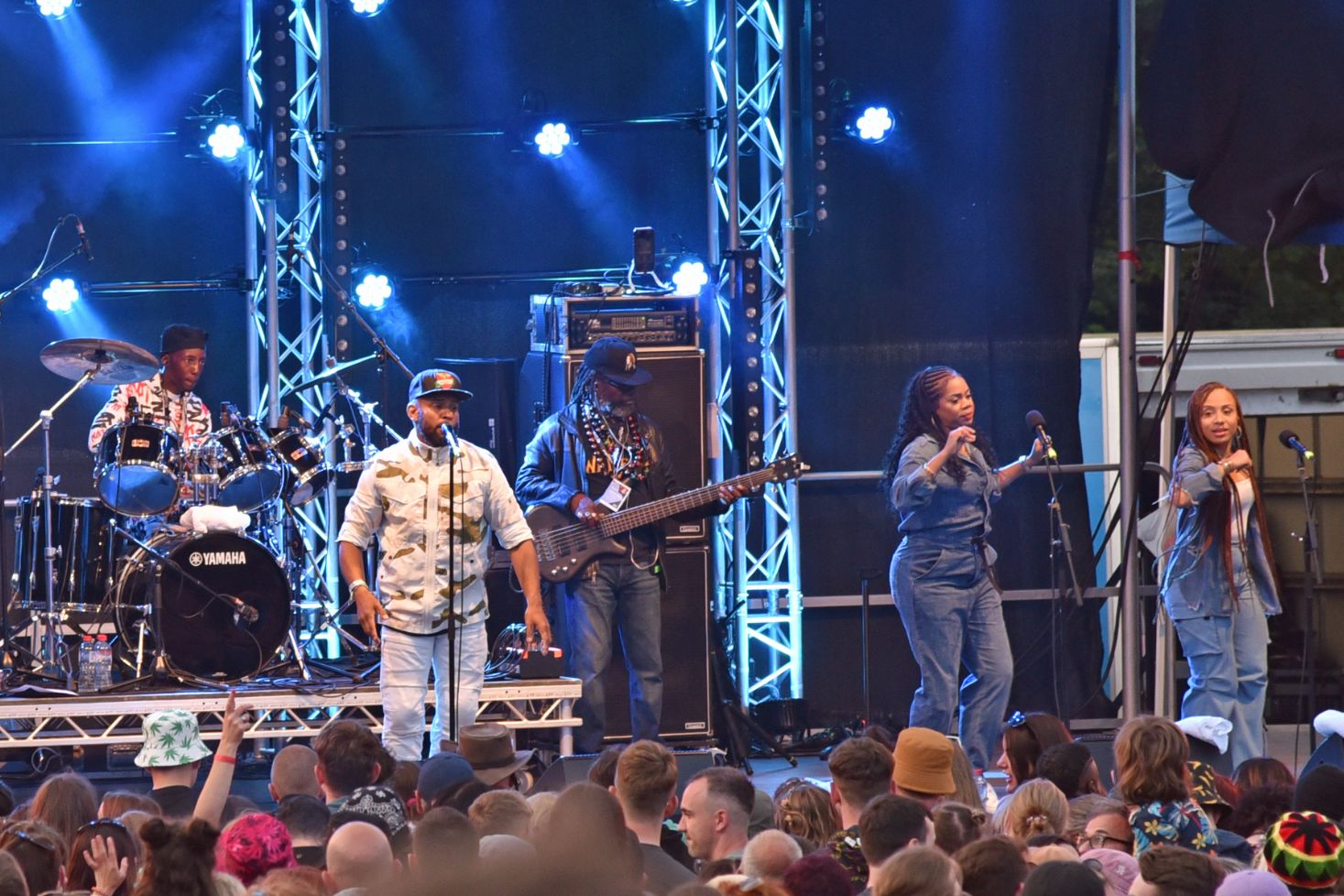 The Wailers esiintymässä lavalla. The Wailers saapuu Suomeen!