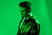 sane HITMAN-albuminsa promokuvassa vihreää taustaa vasten