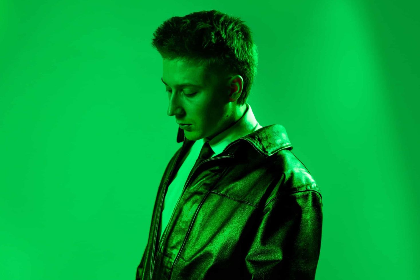sane HITMAN-albuminsa promokuvassa vihreää taustaa vasten