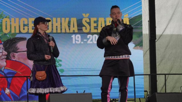 Áilu Valle Lohpi-singlen ohella lavalla