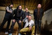 Five Finger Death Punch De Oppresso Liber -singlen promokuvassa