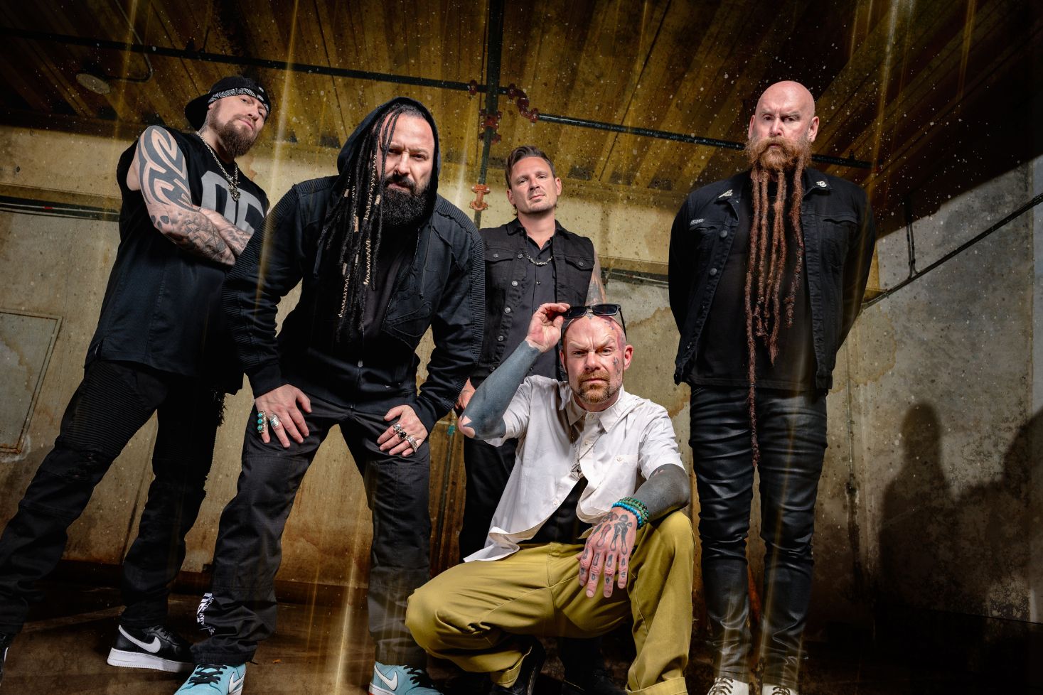 Five Finger Death Punch De Oppresso Liber -singlen promokuvassa