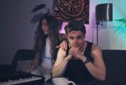 Friend like me -singlen promokuvassa Hukas ja Moora