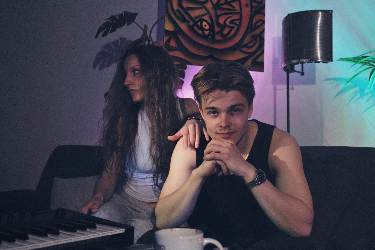 Friend like me -singlen promokuvassa Hukas ja Moora