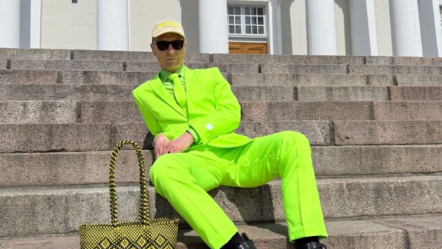 Ismo Alanko Taru on totta -singlen promokuvassa portailla istumassa