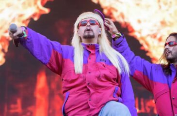 Edesmennyt Oliver Tree esiintymässä konsertissa.