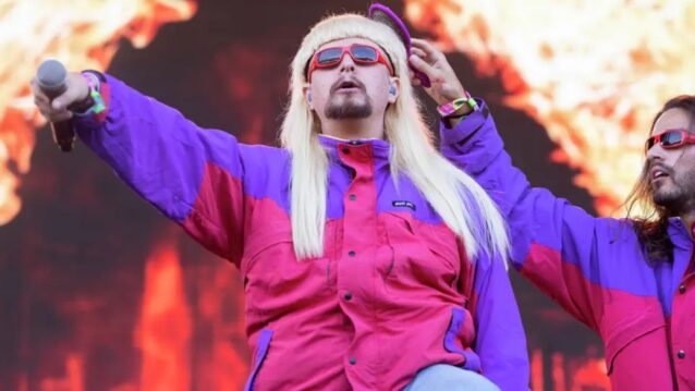 Edesmennyt Oliver Tree esiintymässä konsertissa.