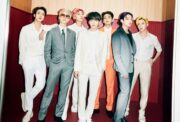 BTS-yhtyeen jäsenet promokuvassa. Sugalla oli Vain-nahkahousut esityksessä.