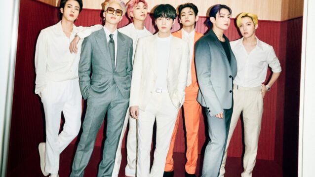 BTS-yhtyeen jäsenet promokuvassa. Sugalla oli Vain-nahkahousut esityksessä.