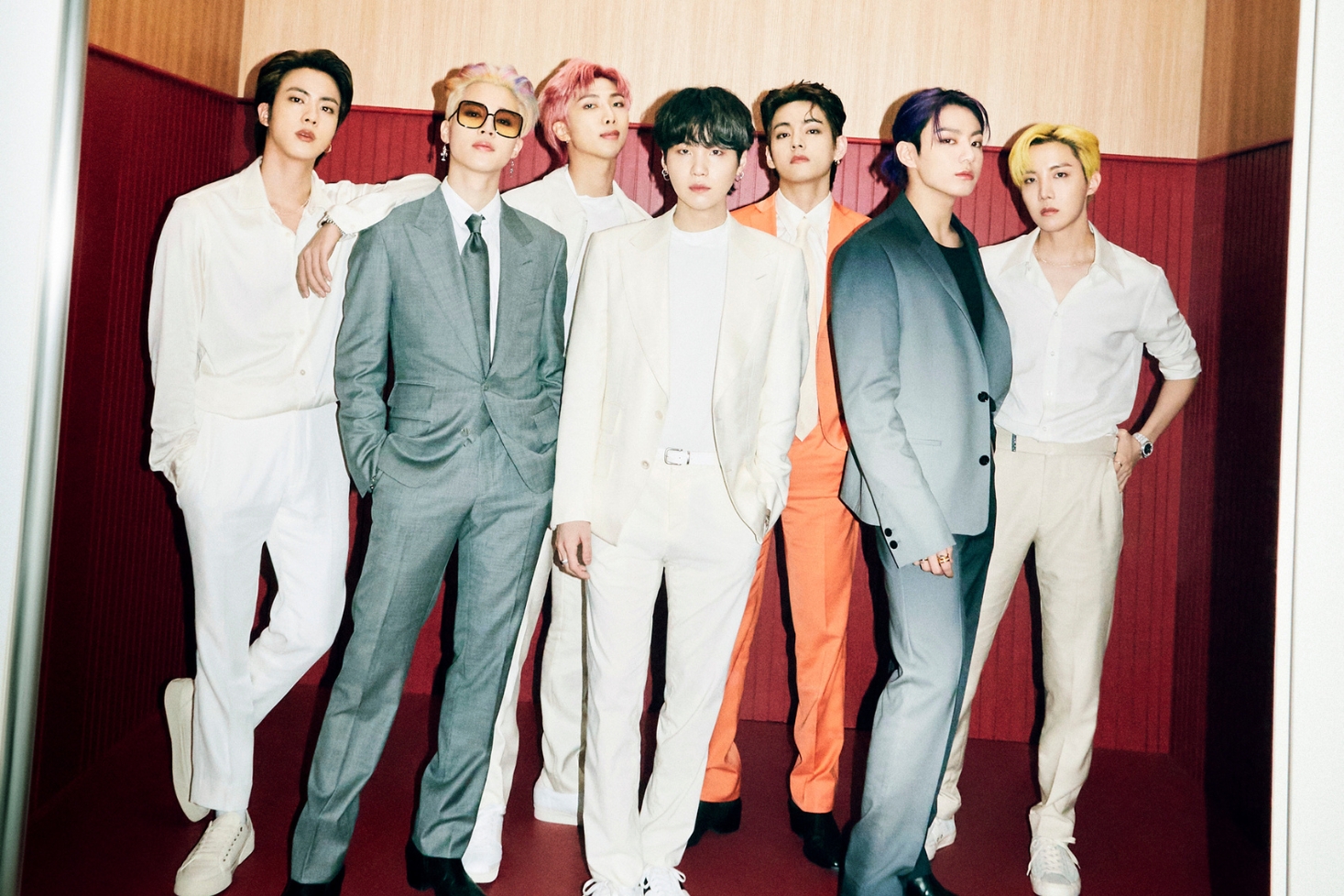 BTS-yhtyeen jäsenet promokuvassa. Sugalla oli Vain-nahkahousut esityksessä.