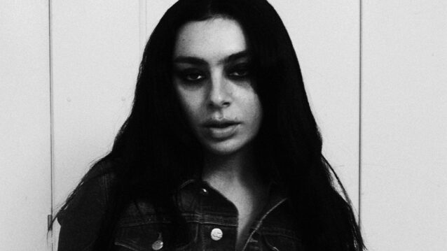 Charli xcx Music, Fashion, Film -albumin promokuvassa