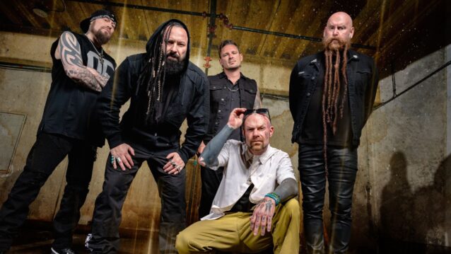 Five Finger Death Punch Legacy-albumin promokuvassa