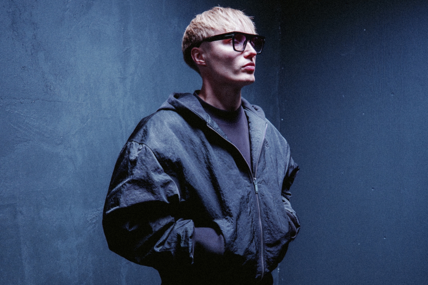 Isac Elliot promokuvassa.