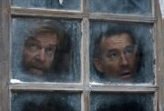 Mayday-elokuvan promokuvassa Ryan Reynolds ja Kenneth Branagh