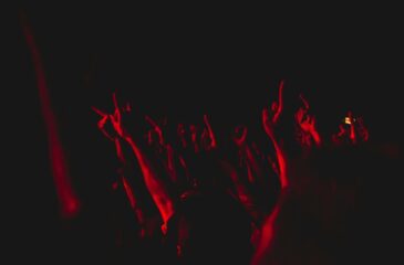 Yleisöä metallikeikalla. Metal.Rocks-kanava rantautui Suomeen!