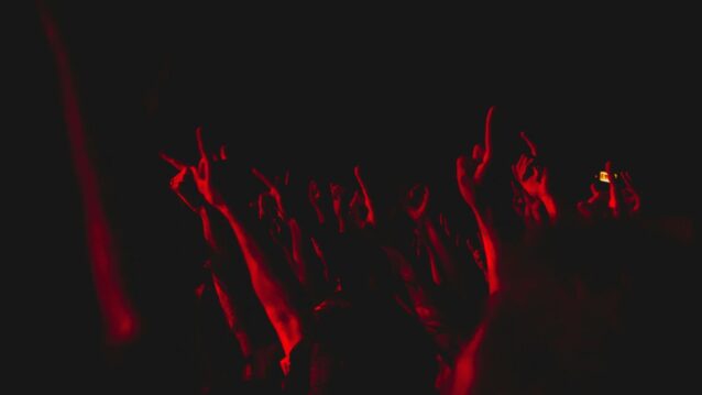 Yleisöä metallikeikalla. Metal.Rocks-kanava rantautui Suomeen!
