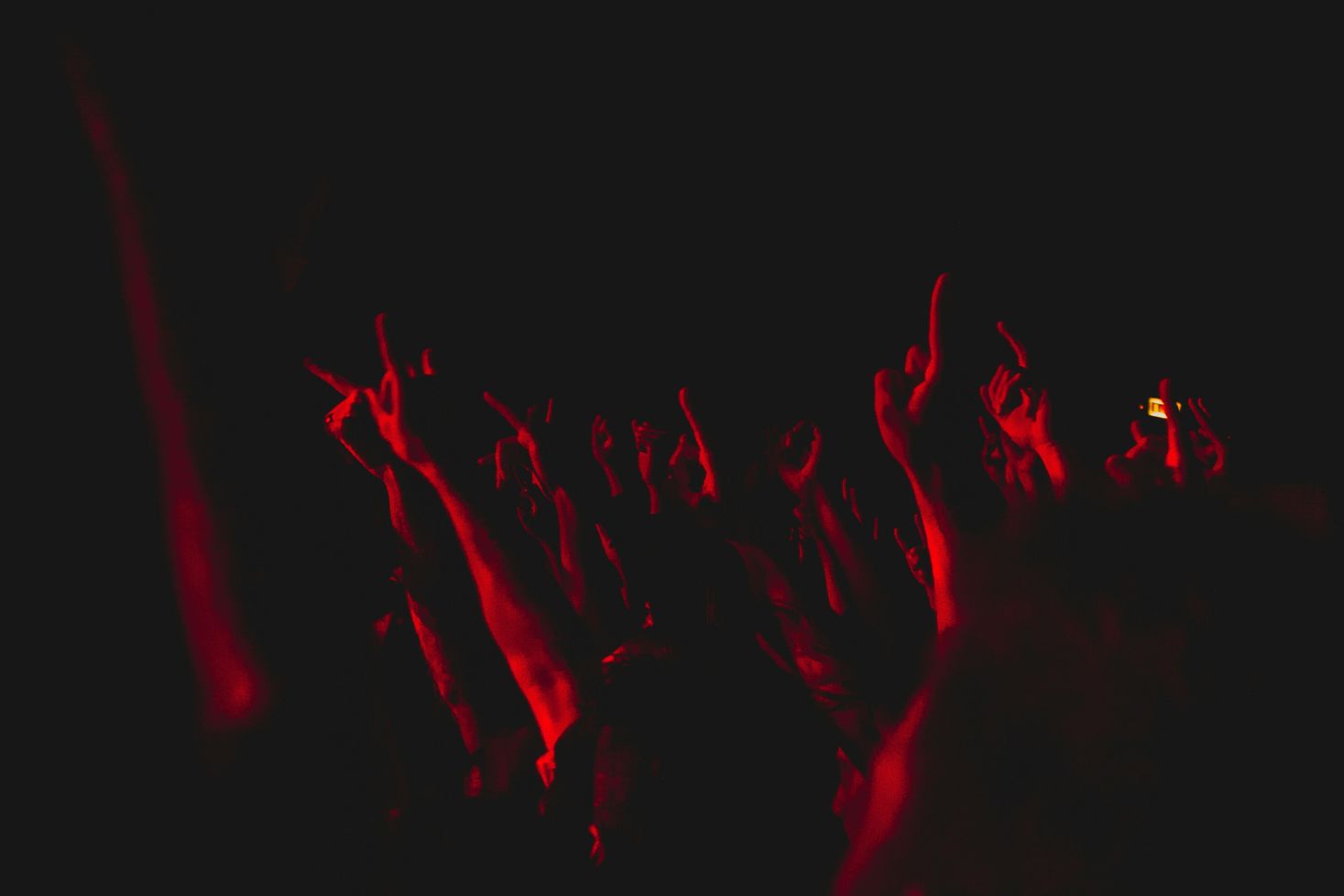 Yleisöä metallikeikalla. Metal.Rocks-kanava rantautui Suomeen!
