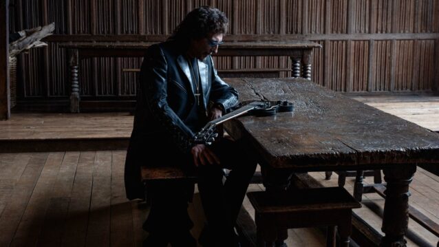 Tony Iommi From The Dark -albumin promokuvassa