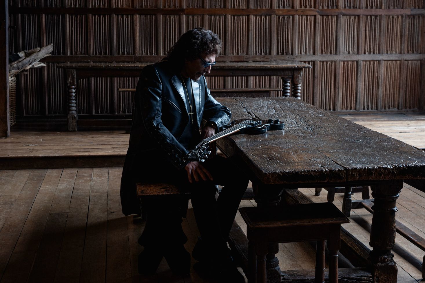 Tony Iommi From The Dark -albumin promokuvassa