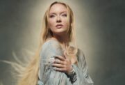 Zara Larsson promokuvassa.