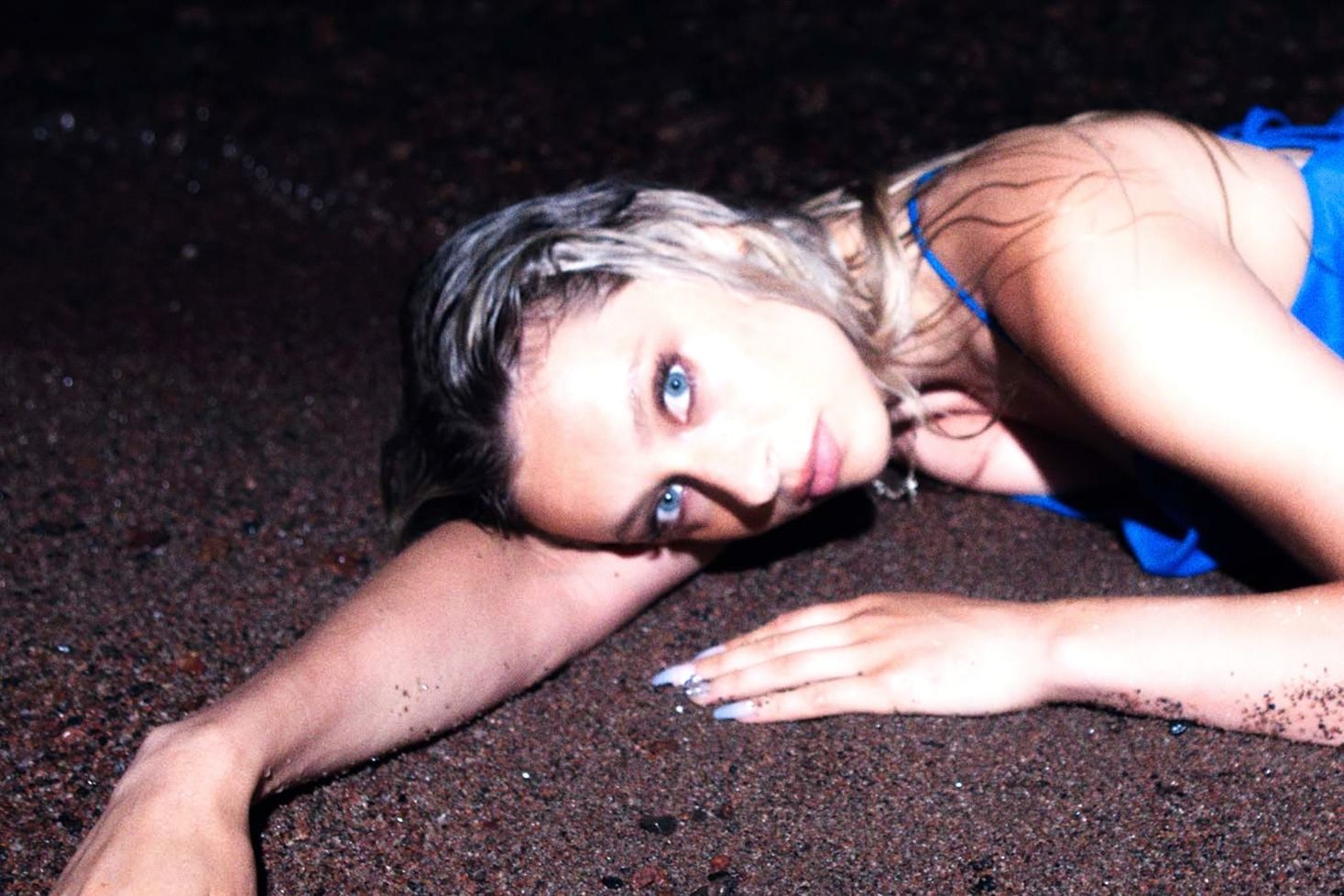 Aliisa Syrjä Vois kelle vaan tapahtuu -albumin promokuvassa