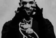 Drake OVO-huppari päällä