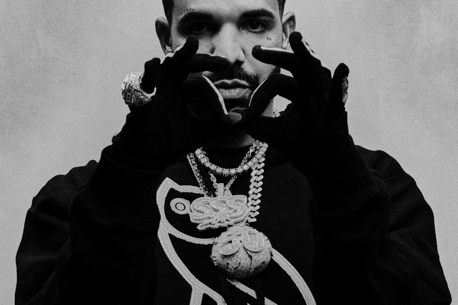 Drake OVO-huppari päällä