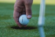 Golfaaja lavasti hole-in-onen