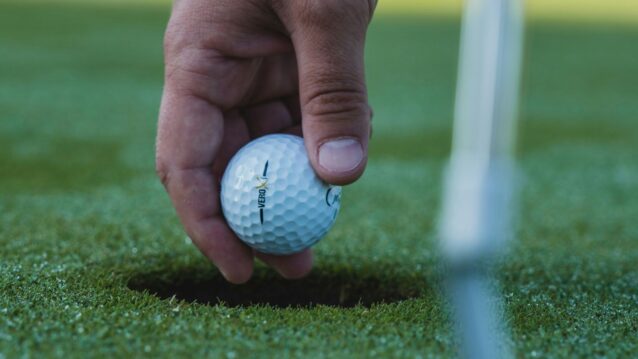 Golfaaja lavasti hole-in-onen