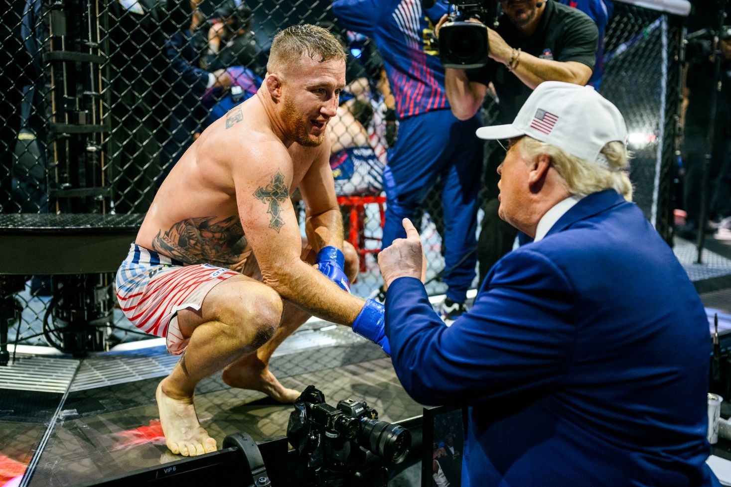 Justin Gaethje kättelee Donald Turmpia. Gaethje ja Makhachev jättiottelu tulossa?