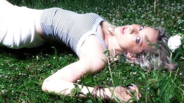 Aliisa Syrjä Vois kelle vaan tapahtuu -albumin promokuvassa