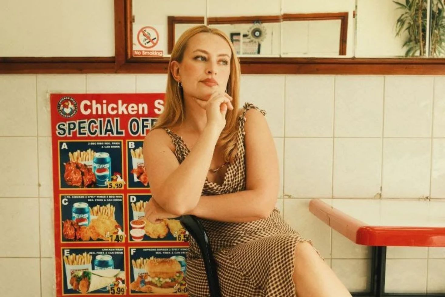 Chicken Shop Date -ohjelman juontaja Amelia Dimoldenberg
