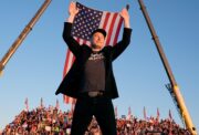 Elon Musk pitämässä Amerikan-lippua ylhäällä. Musk-dokumentti saapuu!