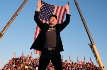 Elon Musk pitämässä Amerikan-lippua ylhäällä. Musk-dokumentti saapuu!