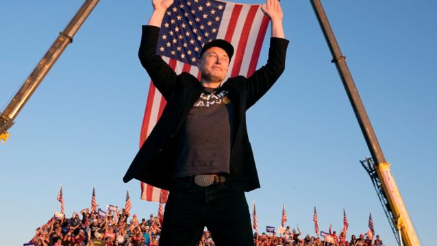 Elon Musk pitämässä Amerikan-lippua ylhäällä. Musk-dokumentti saapuu!