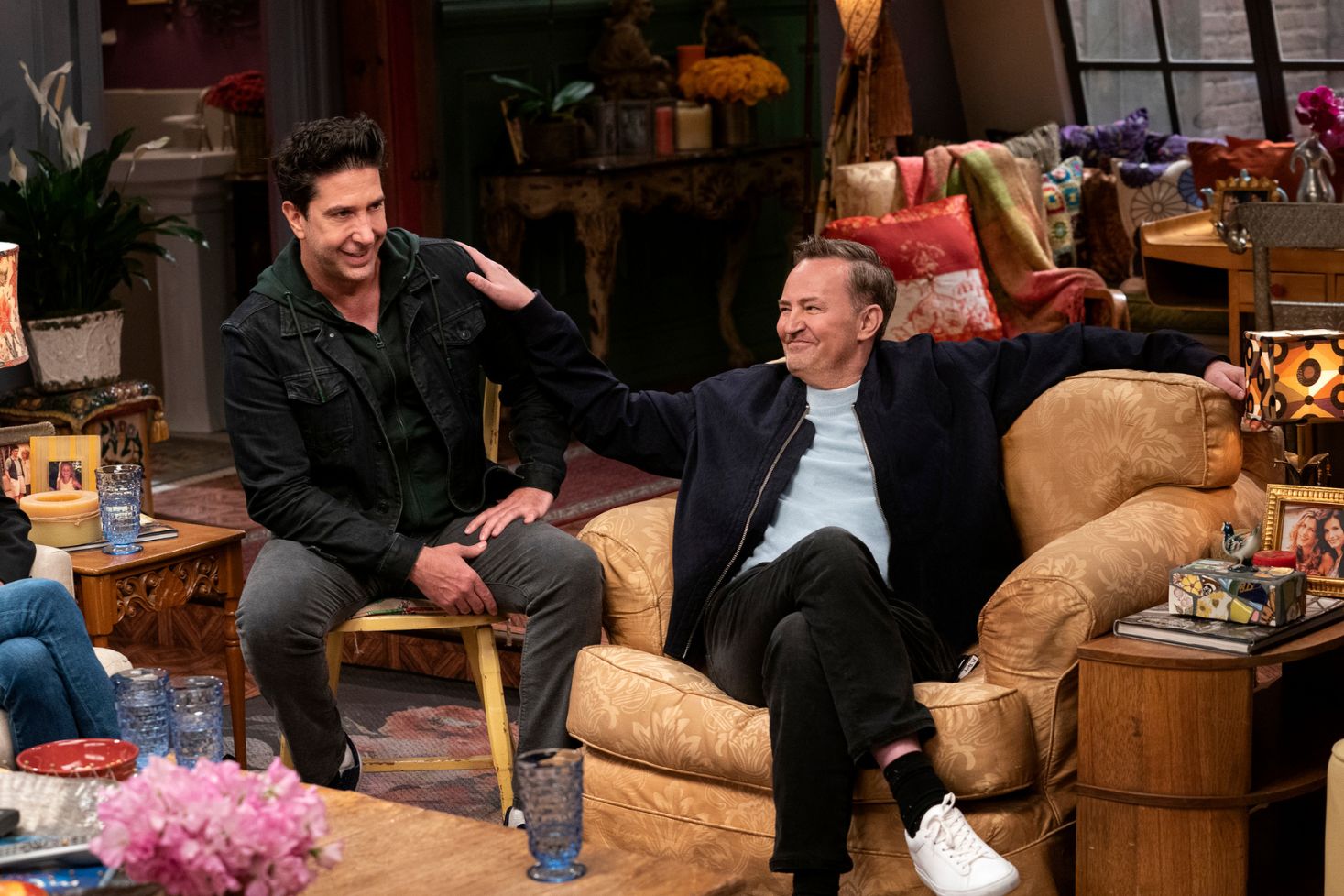 Frendit-sarjan näyttelijät David Schwimmer ja Matthew Perry. Matthew Perryn dokumentti saapuu lokakuussa!