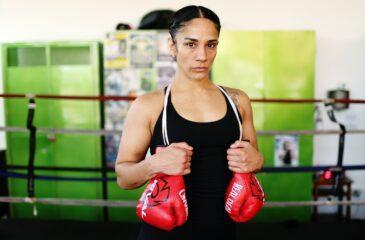 Amanda Serrano punaisissa hanskoissa salilla