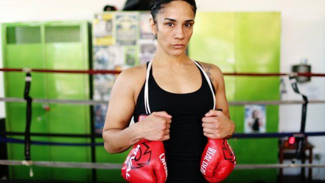 Amanda Serrano punaisissa hanskoissa salilla